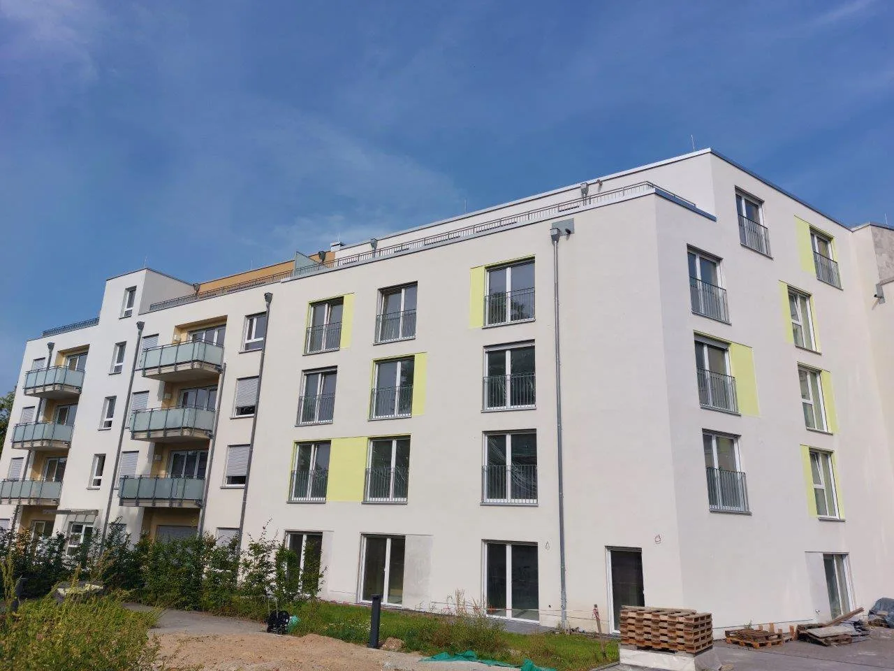 Frisch gestrichene, sanierte Fassade nach den Arbeiten
