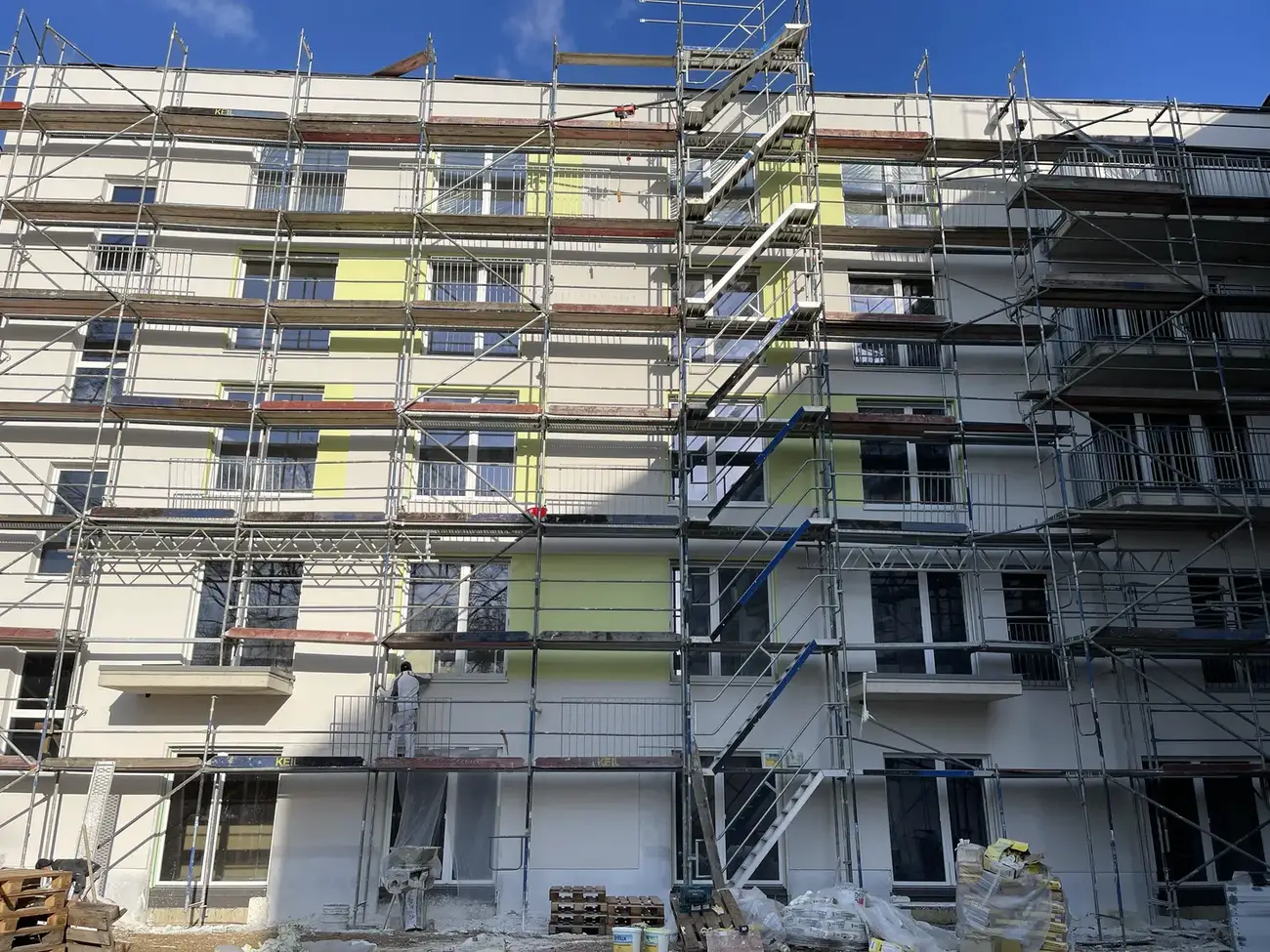 Verwitterte Fassade mit Verschmutzungen vor der Sanierung