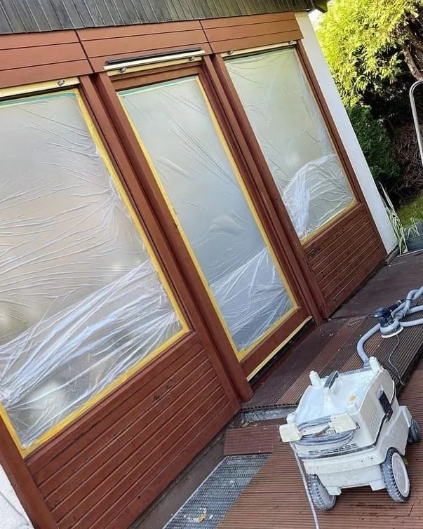 Verwitterte, abgeschliffene Holzfenster und Holzverkleidung vor den Lackierarbeiten