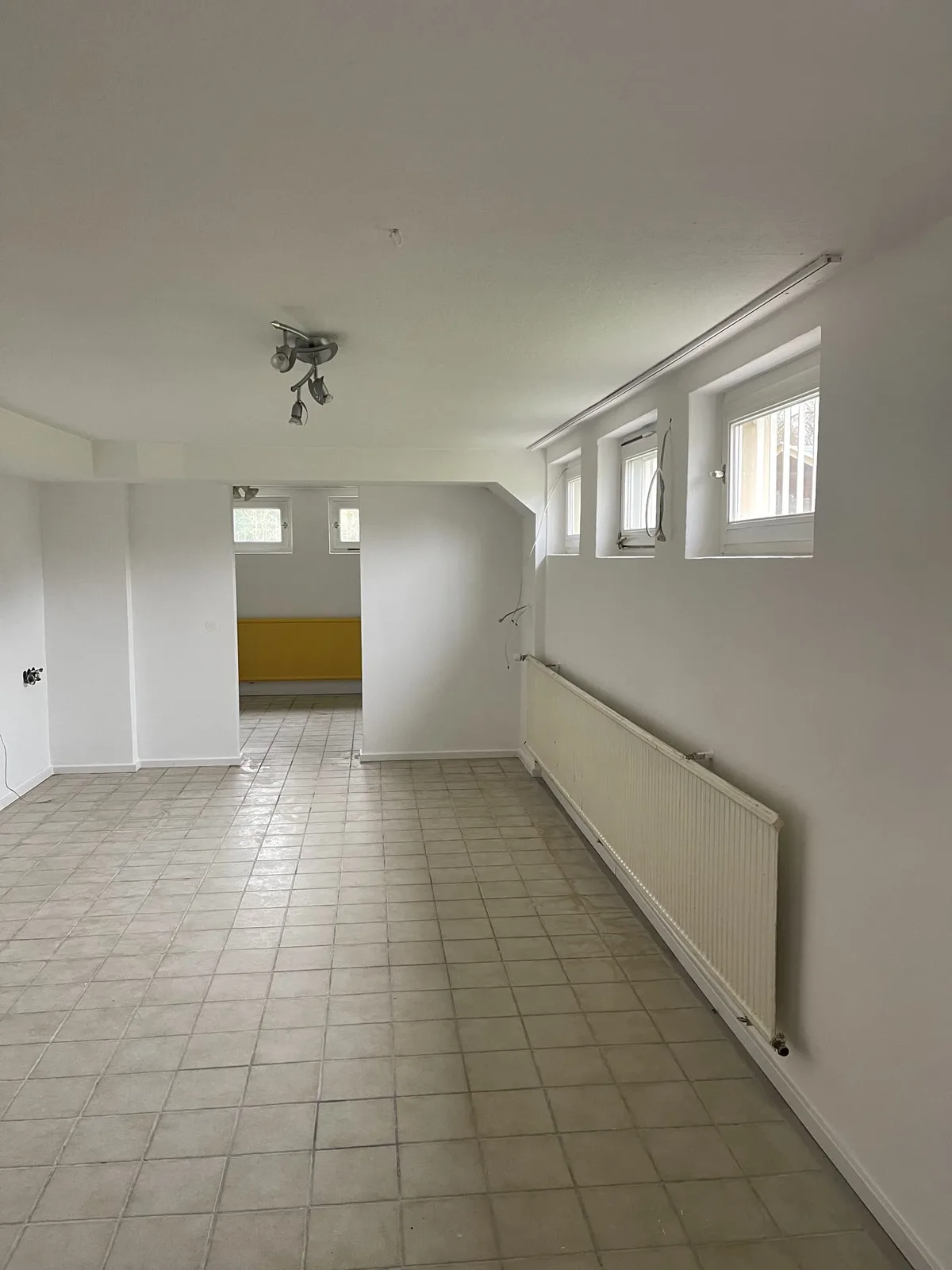 Glatt verputzte, weiß gestrichene Wände und fertiger Raum nach den Arbeiten